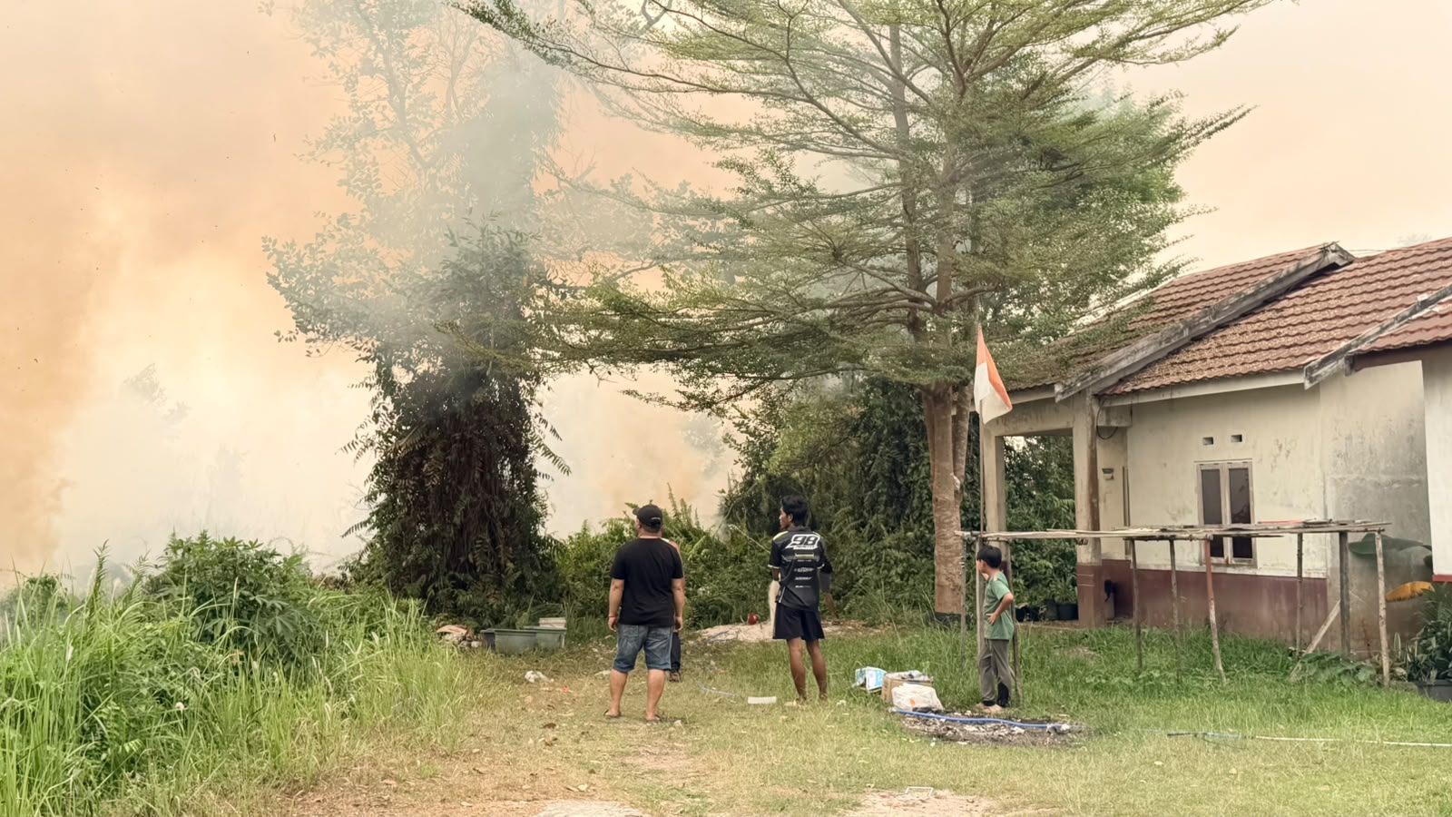 Warga Perumahan Haing Jaya II memilih menunggu petugas pemadam setelah upaya memadamkan api tidak berhasil.