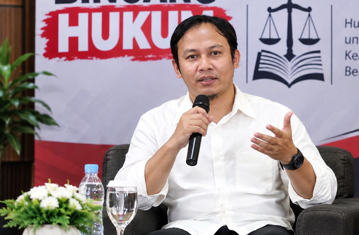 Arif Hidayat saat menyampaikan materi dalam acara Bincang Hukum yang membahas penunjukan TNI/Polri aktif sebagai penjabat kepala daerah dalam bingkai demokrasi.