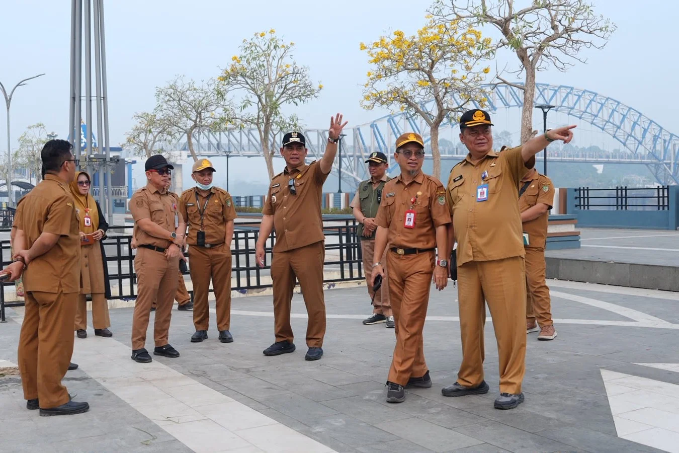 Bupati Barito Utara Shalahuddin meninjau progres pembangunan infrastruktur strategis dan Jembatan Lemo. (Foto: Diskominfosandi)