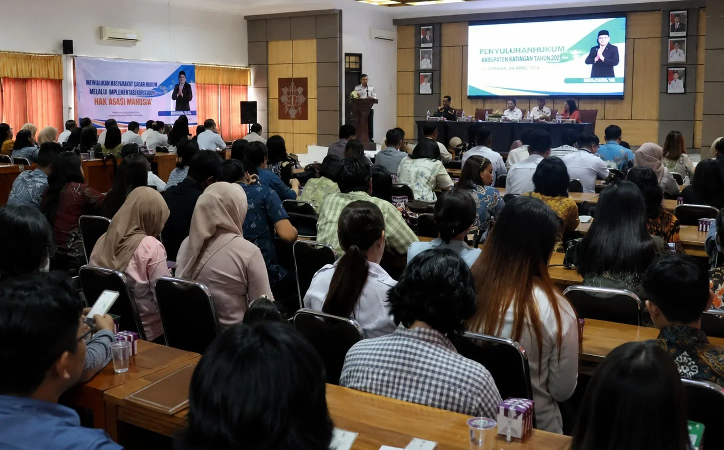 Wakil Bupati Katingan Firdaus menyampaikan sambutan pada acara diskusi P5HAM dalam menyikapi konflik agraria di Aula Bappedalitbang Katingan.