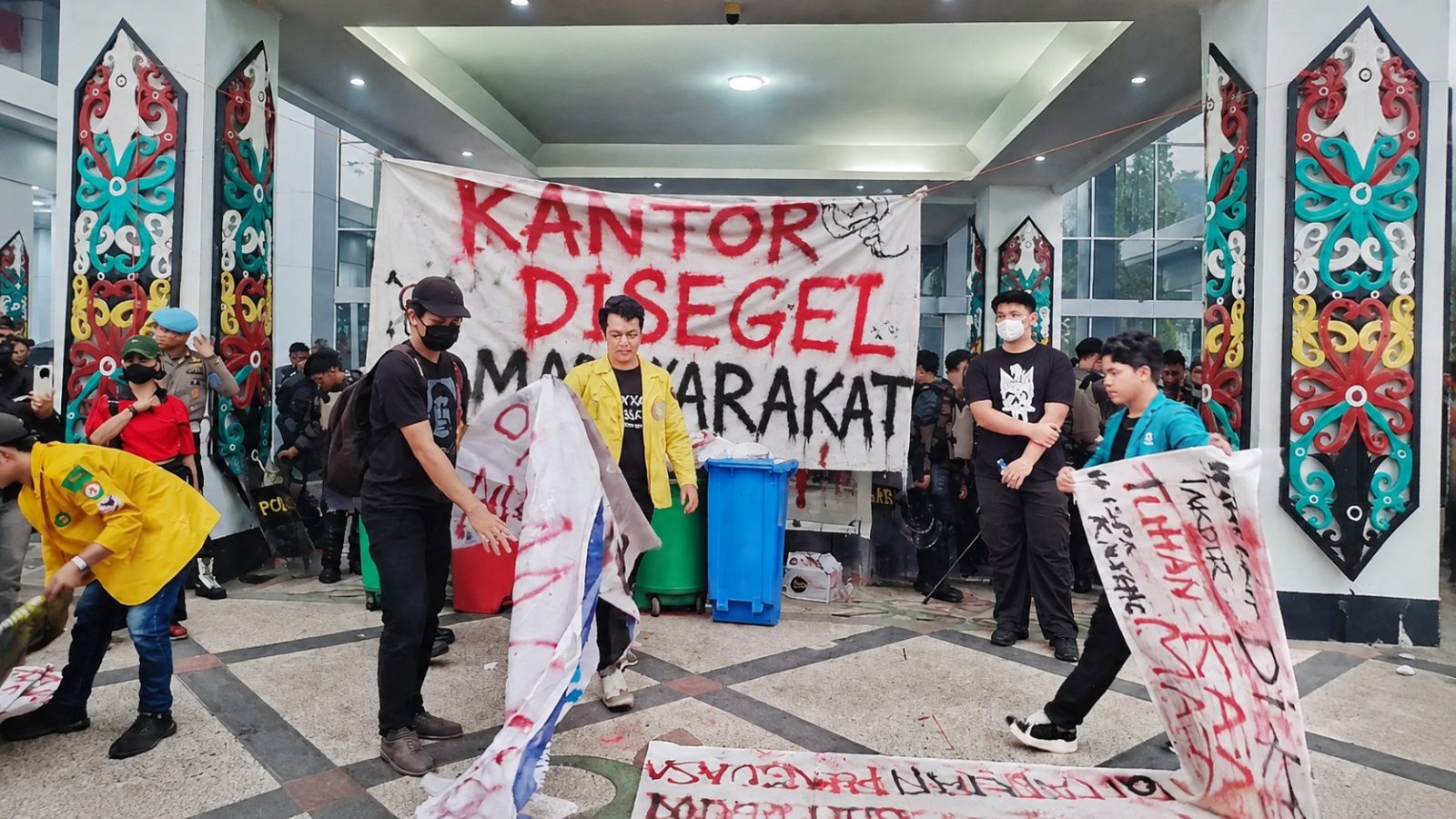 Mahasiswa memasang spanduk “Kantor Disegel Masyarakat” di Kantor Gubernur Kalimantan Tengah, Palangka Raya, saat aksi protes penanganan karhutla, Senin (19/10/2026).