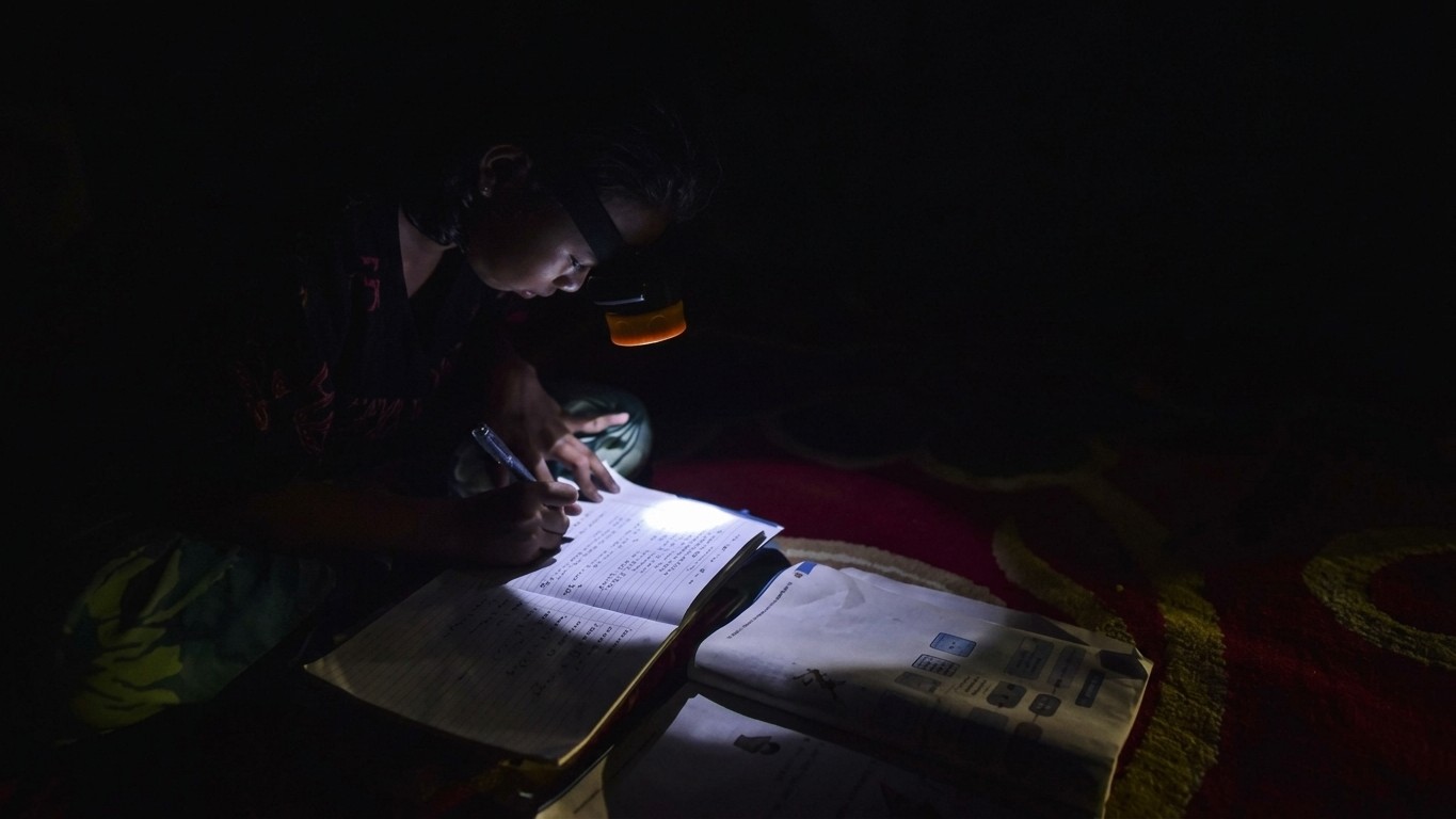 Aktivitas keluarga pada malam hari, belum dapat dilakukan seperti warga yang telah menikmati listrik.