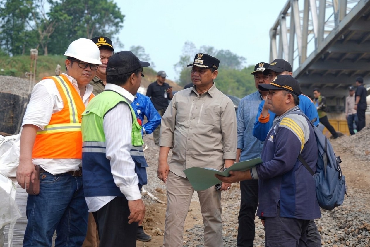 Bupati Barito Utara, Shalahuddin bersama Wakil Bupati Felix Soenadi Y. Tingan meninjau progres pembangunan Jembatan Lemo.