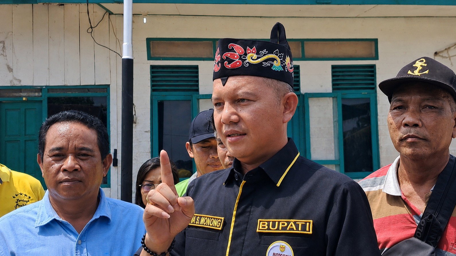 Bupati Gunung Mas Jaya Samaya Monong saat memberikan keterangan pers usai menemui perwakilan perusahaan.