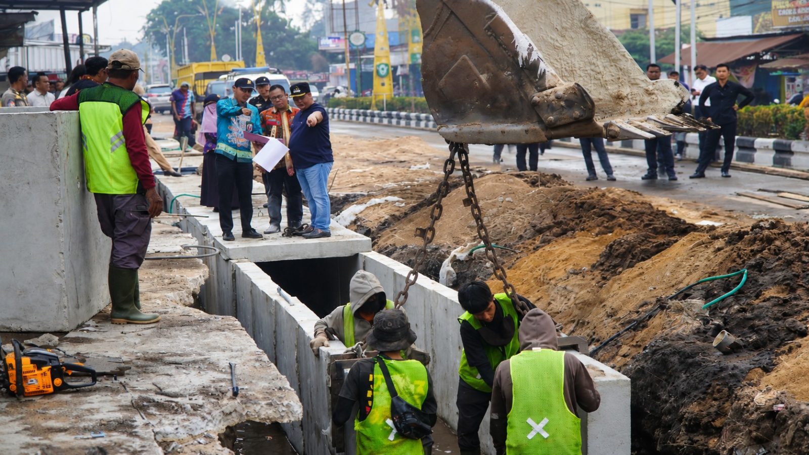 Bupati Kotawaringin Timur, Halikinnor tinjau pembangunan drainase di jalan Tjilik Riwut, Sampit.