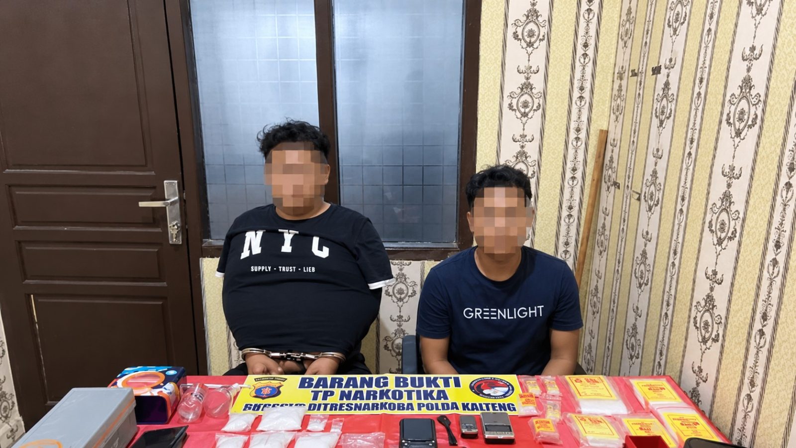 Dua terduga pengedar narkotika berinisial AR (33) dan RAF (33) diamankan di Mapolda Kalteng bersama barang bukti sabu hasil pengungkapan di Palangka Raya.