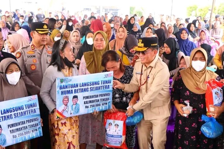 Gubernur Kalimantan Tengah Agustiar Sabran menyerahkan bantuan pangan dan bantuan sosial kepada masyarakat terdampak karhutla di Kabupaten Katingan.