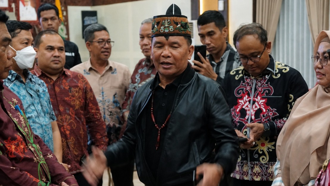 Gubernur Kalimantan Tengah Agustiar Sabran usai mengikuti rapat evaluasi penanganan kebakaran hutan dan lahan di Kabupaten Kotawaringin Timur.