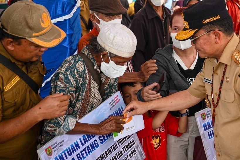 Gubernur Kalteng Agustiar Sabran secara simbolis menyerahkan bantuan bagi warga terdampak Karhutla di 3 Kelurahan di Kota Palangka Raya.