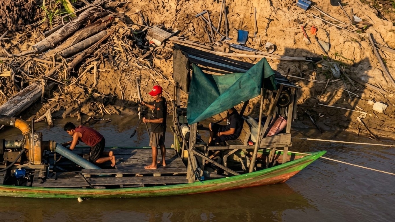 Ilustrasi/Pemandangan pertambangan emas tradisional di sungai.