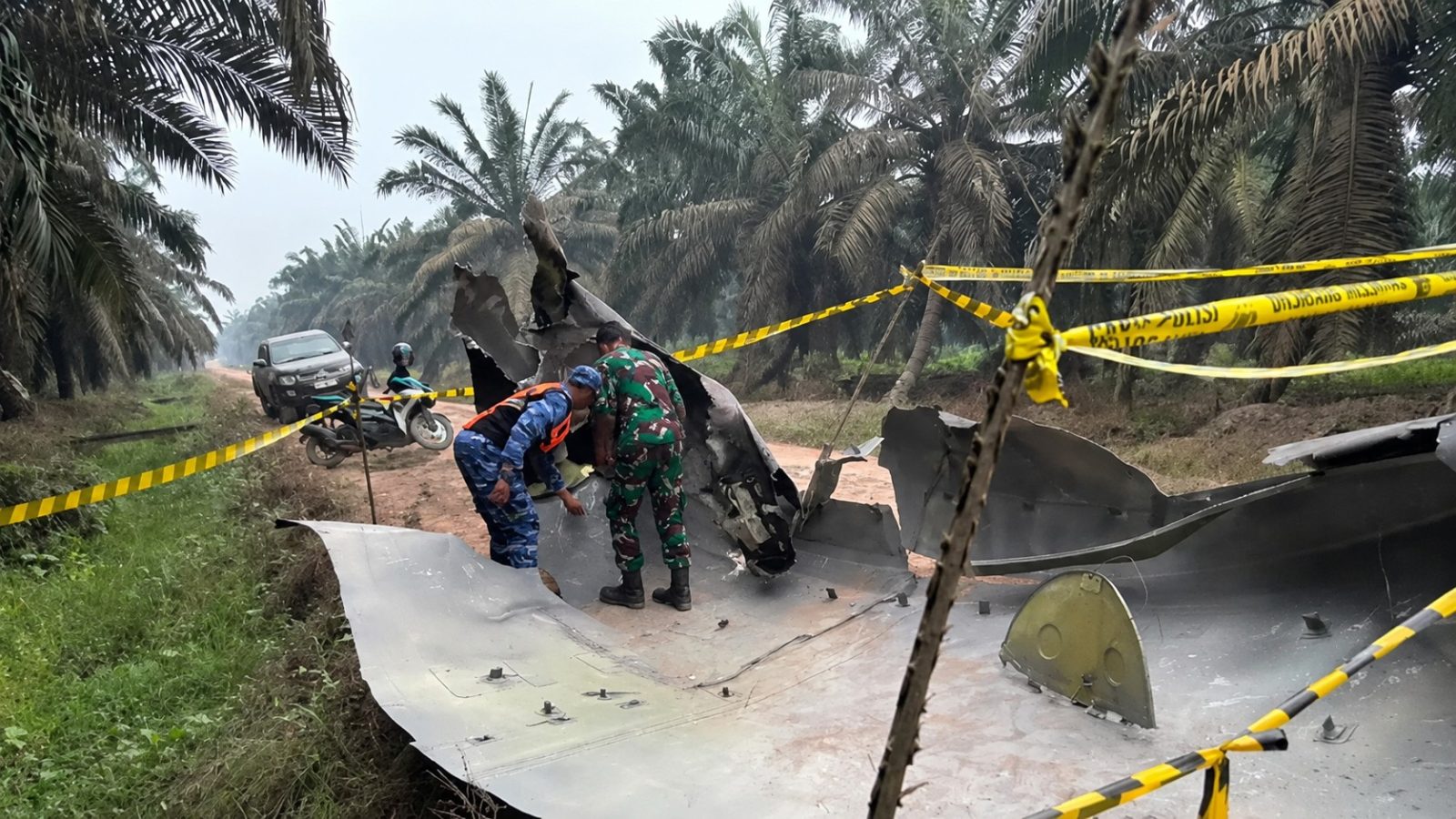 Personel TNI Korem 102/Panju Panjung dan Lanud Iskandar menyelidiki temuan benda asing di perkebunan PT Agro Bukit, Kotim, Kalteng, Senin (19/10/2026). Identitas benda masih ditelusuri.