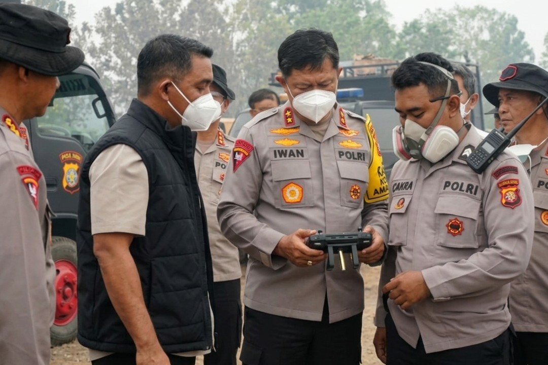 Kapolda Kalimantan Tengah, Irjen Pol Iwan Kurniawan turun langsung mengecek proses pemadaman, pembasahan terhadap sisa bara di lahan gambut.