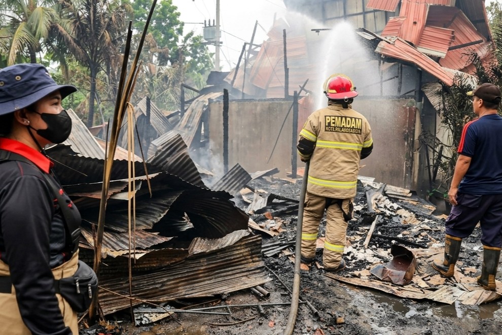 Kondisi sisa bangunan kayu di Kelurahan Menteng, Palangka Raya, yang ludes terbakar pada Sabtu siang, menuntut pentingnya ketersediaan alat pemadam mandiri di tingkat lingkungan.