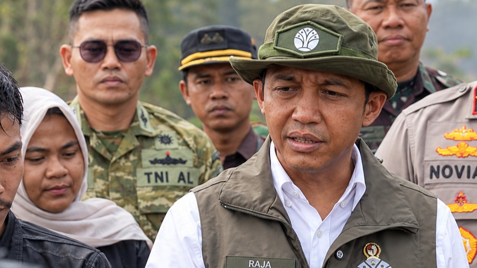 Menteri Kehutanan Raja Juli Antoni memberikan keterangan pers saat meninjau area kebakaran hutan dan lahan.