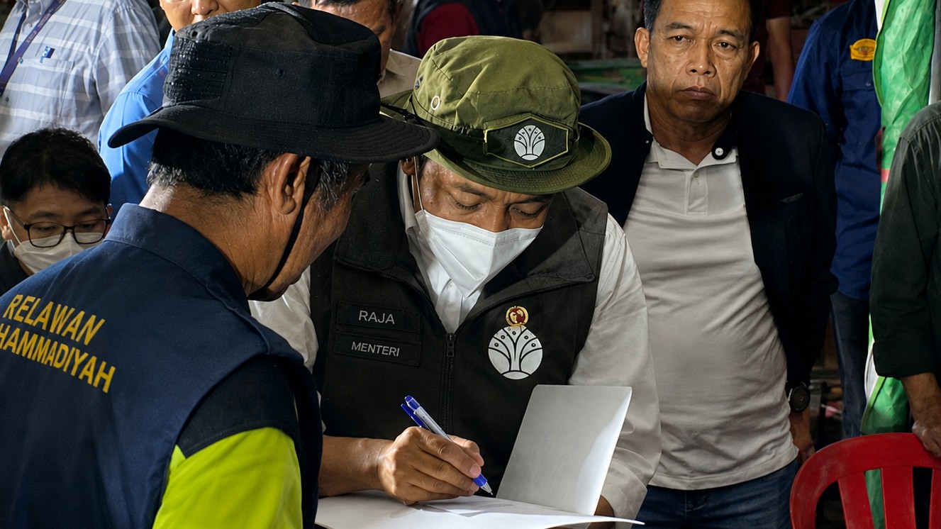 Menteri Kehutanan Raja Juli Antoni menemui relawan pemadam karhutla di Kabupaten Kotawaringin Timur, untuk membahas kendala penanganan di lapangan.