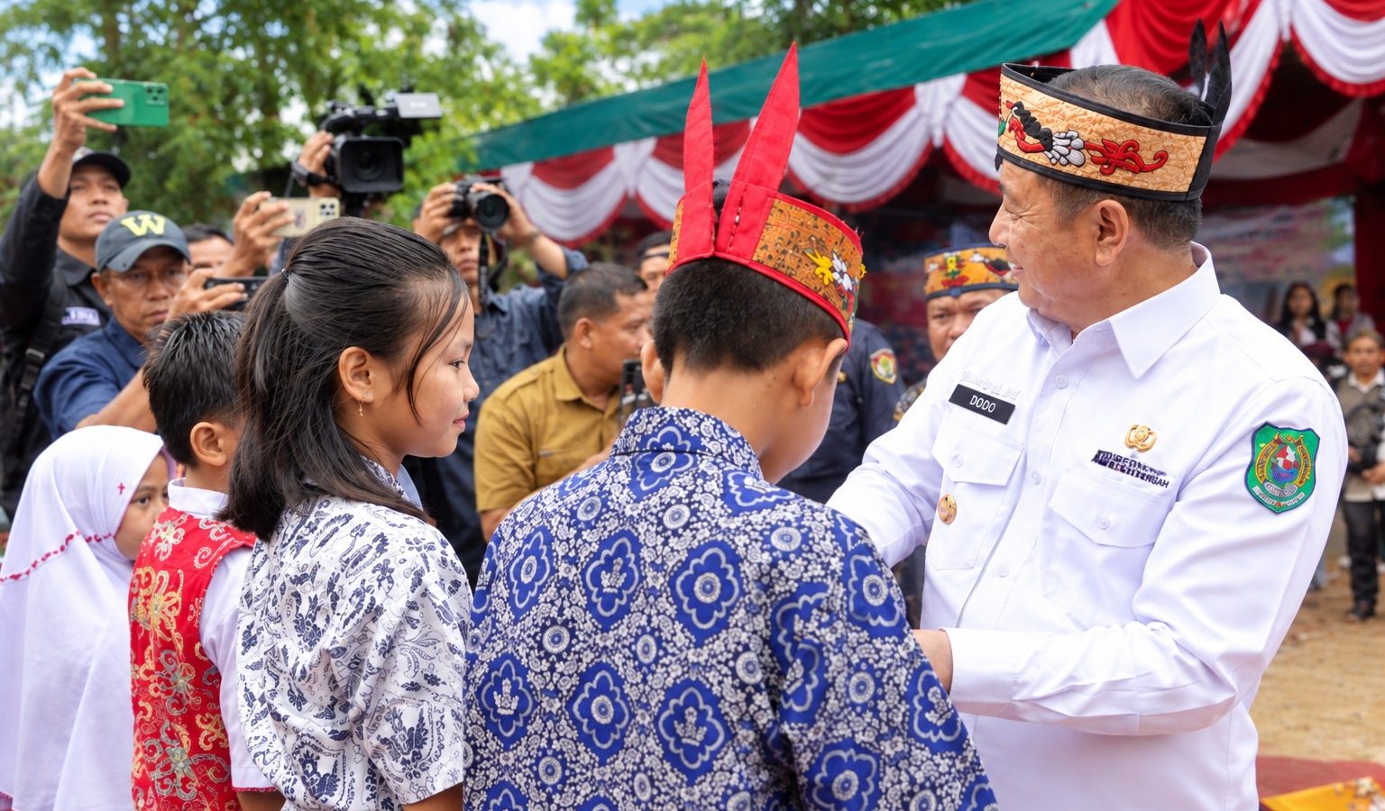 Pemkab Kapuas menggulirkan program Gerakan Kamis Berbudaya dalam program Pendidikan Hebat Kapuas Bersinar.