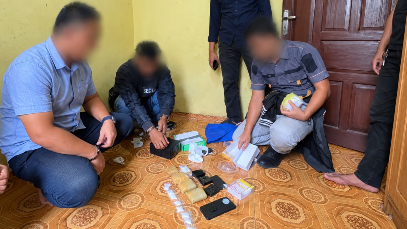 Penggeledahan kasus narkotika. Polisi di Sampit menyita 306,7 gram sabu dalam pengembangan kasus.