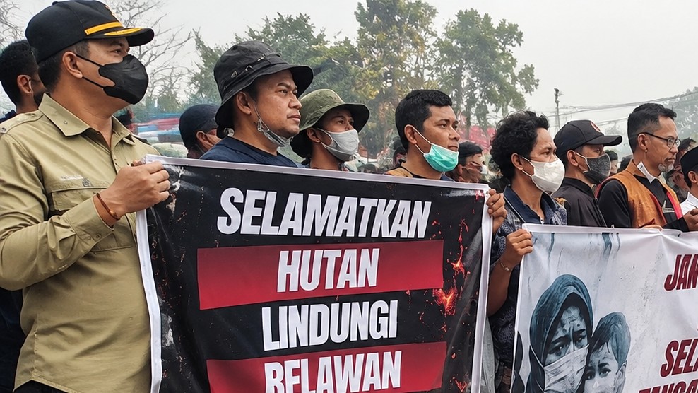 Perwakilan pemerintah desa dan relawan Kotawaringin Lama menggelar aksi damai di Pangkalan Bun, menuntut penanganan karhutla yang lebih serius atas dampaknya terhadap kesehatan dan ekonomi warga.