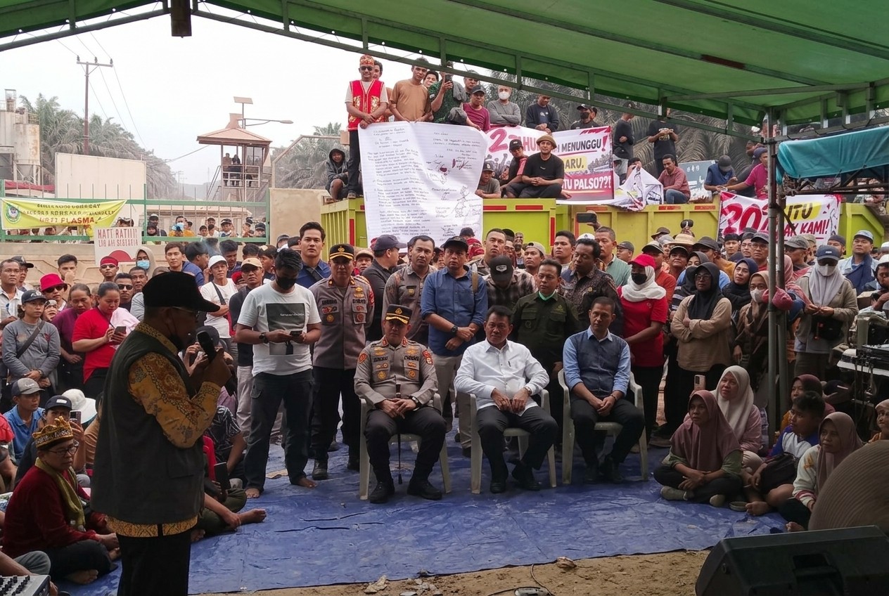 Perwakilan warga menyampaikan tuntutan 20 persen plasma di hadapan Bupati Seruyan, Ahmad Selanorwanda.