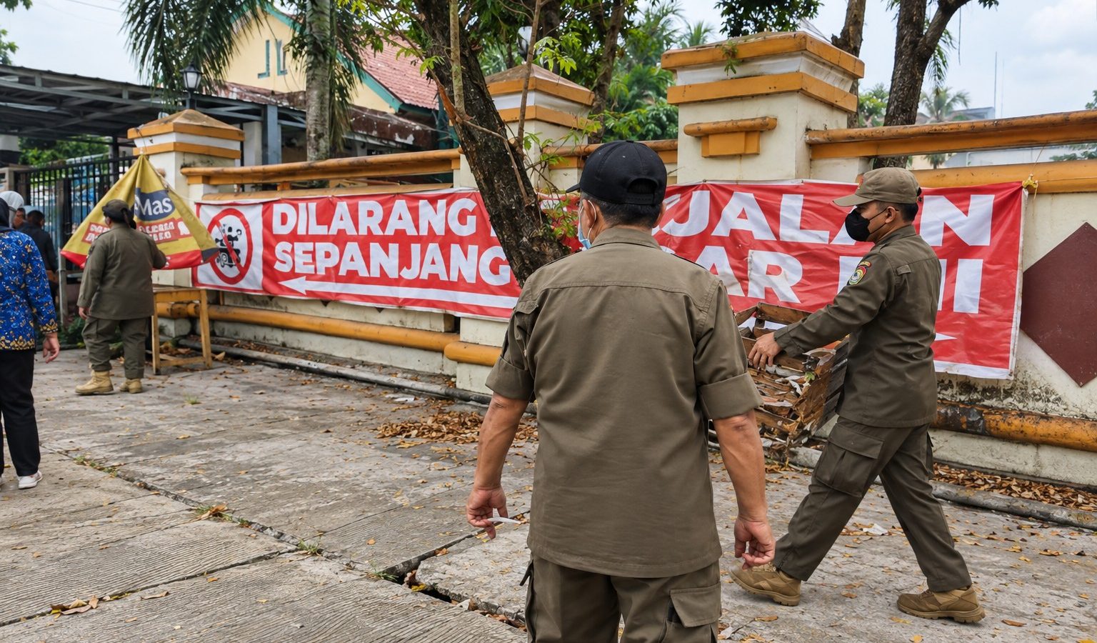 Petugas Satpol PP Kalimantan Tengah menertibkan barang dan lapak yang berada di trotoar Jalan G Obos, Palangka Raya.