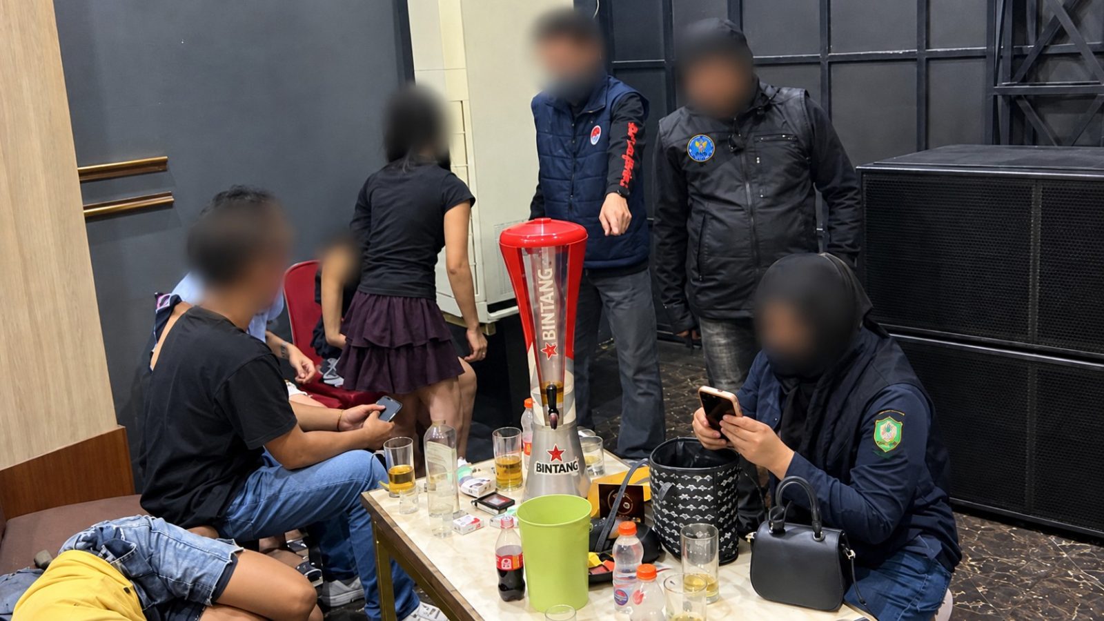 Petugas Satresnarkoba Polres Sampit memeriksa sampel urine sejumlah pengunjung tempat hiburan malam saat razia di Sampit, Kabupaten Kotawaringin Timur.