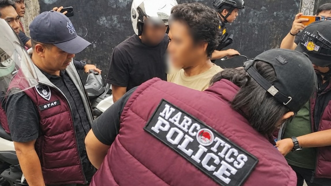Petugas Satresnarkoba memeriksa seorang pria yang diduga berperan sebagai kurir sabu dalam pengungkapan kasus narkotika.