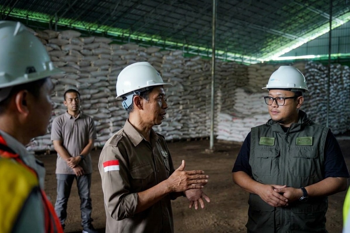 Petugas memantau ketersediaan dan harga pupuk subsidi di titik serah petani Pulang Pisau.