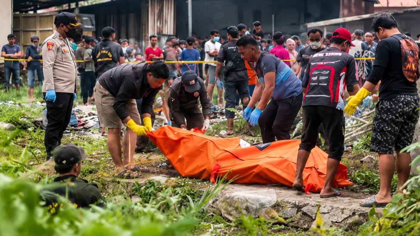 Polisi mengevakuasi jenazah pemuda yang ditemukan di parit Jalan Pendahara Lama, Kasongan, Katingan.