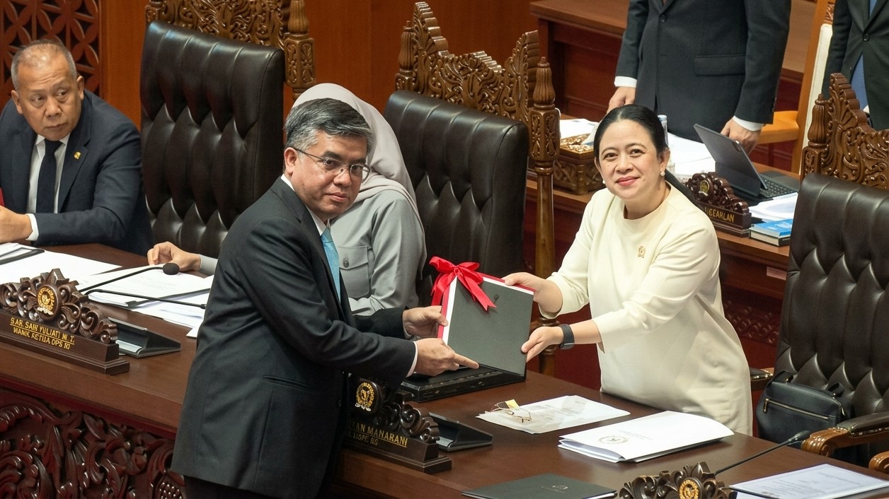 Puan Maharani menerima berkas pendapat akhir Presiden dari Menaker Yassierli saat Rapat Paripurna DPR, yang mengesahkan RUU Pelindungan Ketenagakerjaan menjadi UU, Selasa (6/10/2026).