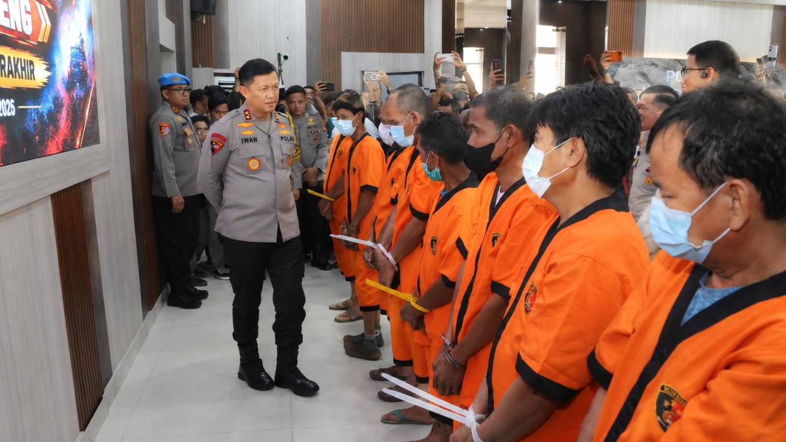 Sejumlah orang telah ditetapkan sebagai tersangka kebakaran hutan dan lahan. Polda Kalteng tengah menyelidiki 53 laporan dan 12 korporasi.