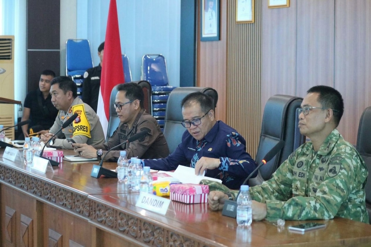 Sekda Barito Timur Misnohartaku memimpin rapat evaluasi penanganan karhutla di Tamiang Layang.