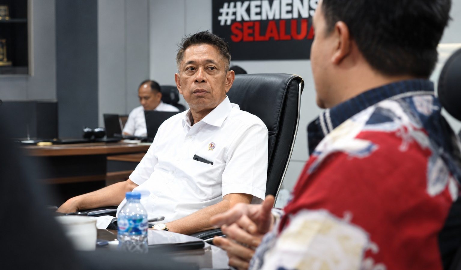 Wakil Menteri Sosial Agus Jabo Priyono menerima Bupati Lamandau Rizky Aditya Putra dalam pembahasan pembangunan Sekolah Rakyat permanen.