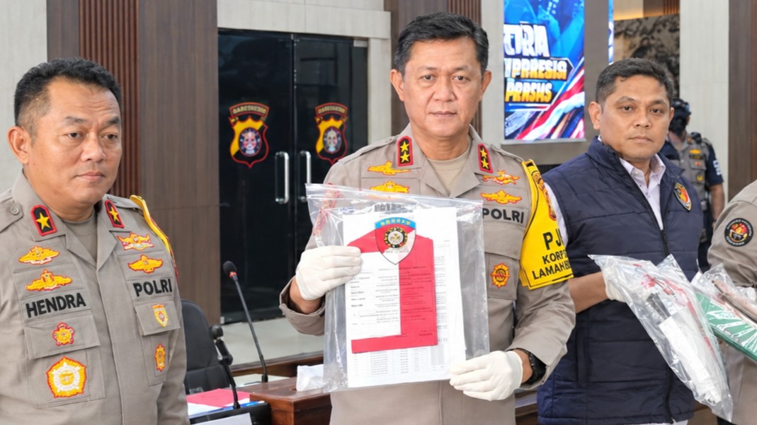 Kapolda Kalimantan Tengah Irjen Pol Iwan Kurniawan menunjukkan dokumen barang bukti saat mengumumkan penetapan tersangka dalam dua perkara karhutla yang melibatkan PT BWL dan PT PWN di Mapolda Kalteng.